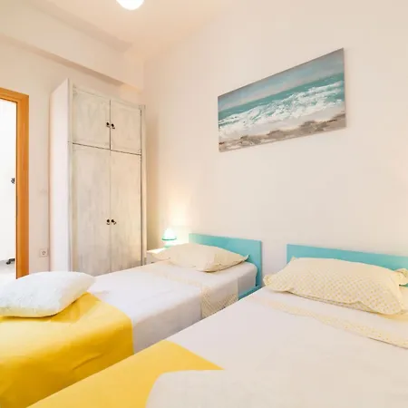 וילה Seafront With Furnished Sun Terrace, Close To The